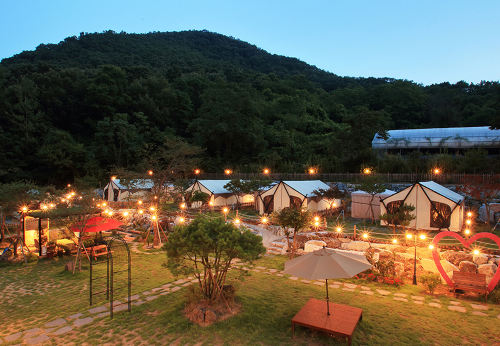 The Geumsan Sky Water Light Garden Glamping Site gives the feeling of being in a work of art.